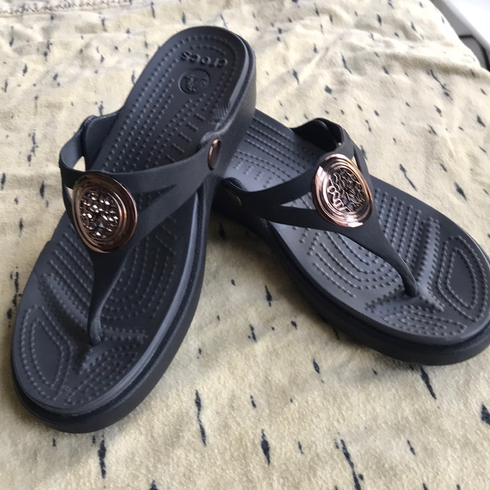 Low croc wedges